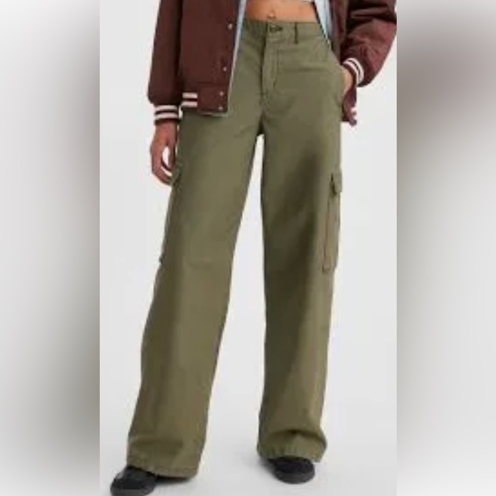 Stylish Levi’s jeans woman’s Olive Green Cargo Pants NWT size 30
